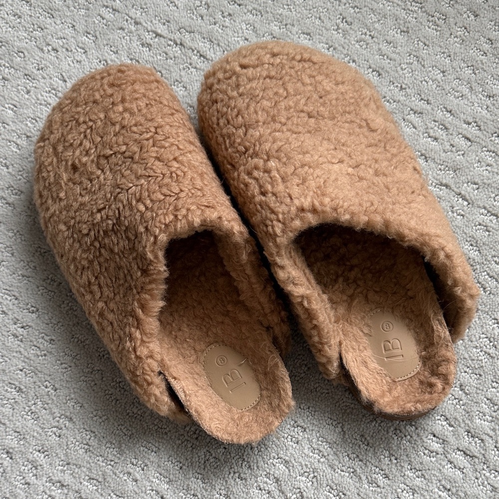 IB fuzzy women’s size 8 tan khaki camel Slippers